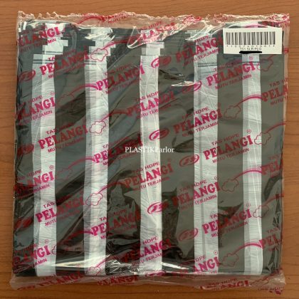 Kantong Plastik HDPE Salur Hitam Putih Uk. Tanggung Tebal 0.1 Merk Pelangi (1 BAL)